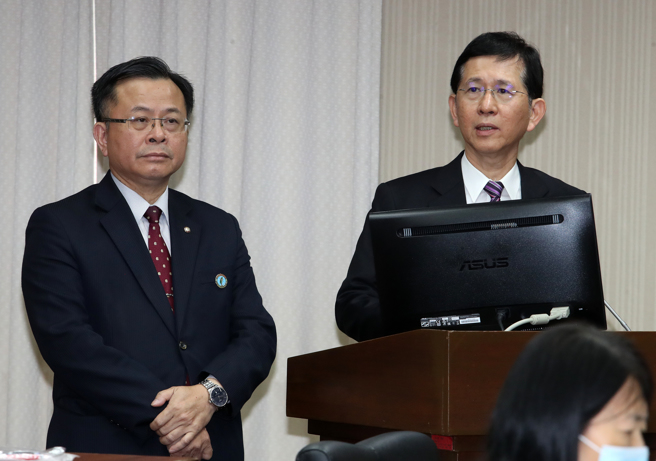 立法院交通委员会3日邀请数发部、通传会、法务部、个资保护委员会筹备处及中华电信就「国家机器以手机定位、分析个资特性等方式侵犯人民权益」进行专题报告，列席的数发部长黄彦男（右）、NCC主委陈耀祥（左）上台答询。（刘宗龙摄）