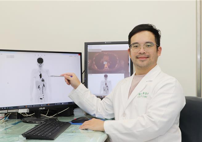 仁爱长庚合作联盟医院胸腔外科医师廖启耀3日表示，食道癌一旦确诊往往已是中晚期，所幸随着医疗科技进展能有效延长存活期，民眾一旦出现相关症状，及早就医接受检查及治疗，都有机会回归正常生活。（仁爱长庚合作联盟医院提供／潘虹恩台中传真）