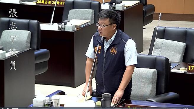 县议员张志宇关心校园霸凌问题。（摘自议会直播／李京升苗栗传真）