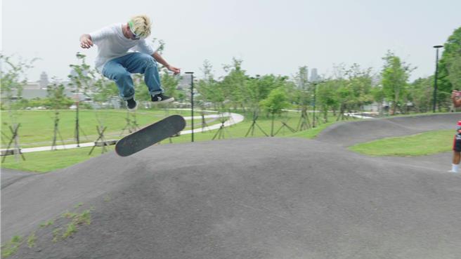 桃园市政府7月6日将在桃园汴洲公园举办第二届虎头山极限运动活动，邀请滑板、衝浪滑板及BMX极限单车等极限运动高手同场较劲。(观旅局提供／蔡依珍桃园传真)