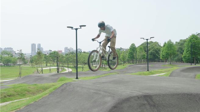 桃园市政府7月6日将在桃园汴洲公园举办第二届虎头山极限运动活动，邀请滑板、衝浪滑板及BMX极限单车等极限运动高手同场较劲。(观旅局提供／蔡依珍桃园传真)