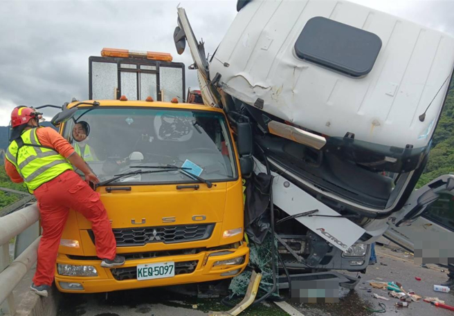 白米高架橋上大貨車擦撞緩撞車事故，其車頭毀損嚴重。（民眾提供／吳佩蓉宜蘭傳真）