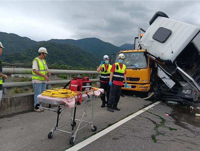 白米高架橋上大貨車擦撞緩撞車事故，其車頭毀損嚴重。（民眾提供／吳佩蓉宜蘭傳真）