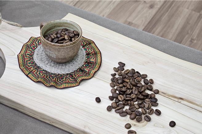 来一杯咖啡，已是现代人的日常。（罗琦文摄）