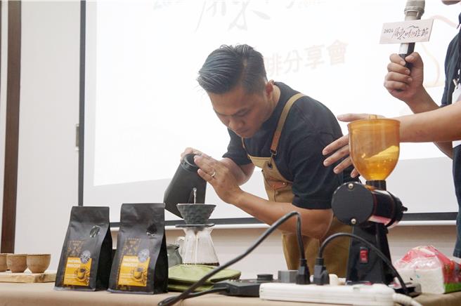 屏东咖啡节13日将正式展开，屏东县政府举办咖啡分享会，去年的手冲咖啡冠军马文扬现场示范手冲咖啡，会场散发幸福飘香。（罗琦文摄）