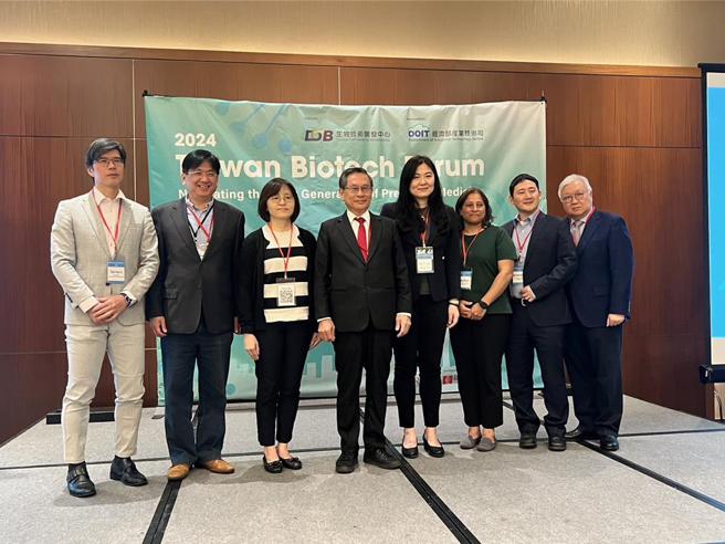 从左到右：生技中心副执行长李财坤、黄千岳、卫福部医事司司长刘越萍、生技中心董事长涂醒哲、产发署副署长陈佩利、City of Hope副总Taby Ahsan、lllumina、Kyle Kai-How Farh、前北医校长阎云。图／生技中心提供