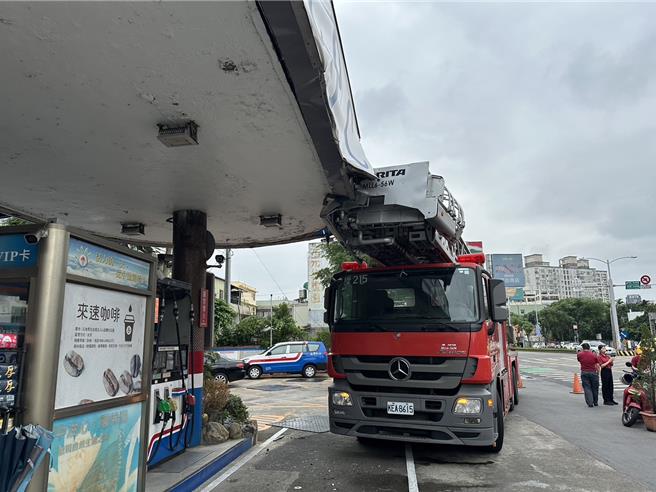 桃園市消防局中壢消防隊雲梯車加油擦撞分隔島屋頂，吊籃毀損維修恐破百萬元。（警方提供／呂筱蟬桃園傳真）