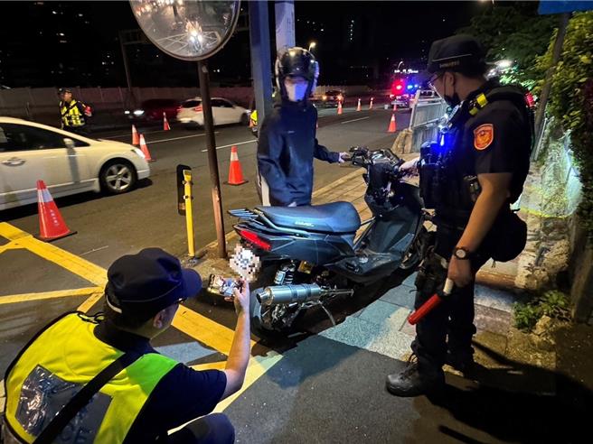 北投警方取缔在大度路上的飙车族。（警方提供）