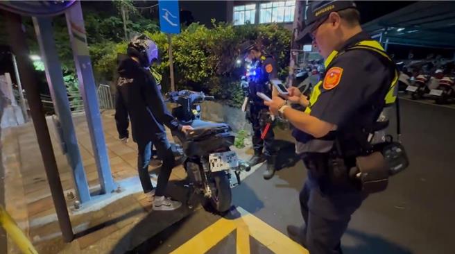 北投警方取缔在大度路上的飙车族。（警方提供）