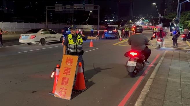 北投警方取缔在大度路上的飙车族。（警方提供）