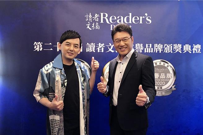 謝震武（右）過去多次跟黃子佼一起並列獎項。（讀者文摘提供）