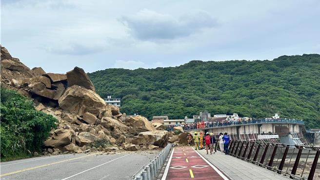 基隆市中正區北寧路平浪橋3日下午發生大規模土石坍塌，基隆市消防局請新北市消防局協助，自瑞芳端進行救援。（新北市消防局提供／張志康基隆傳真）