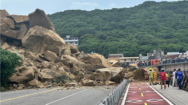 基隆市中正區北寧路平浪橋3日下午發生大規模土石坍塌，基隆市消防局請新北市消防局協助，自瑞芳端進行救援。（新北市消防局提供／張志康基隆傳真）