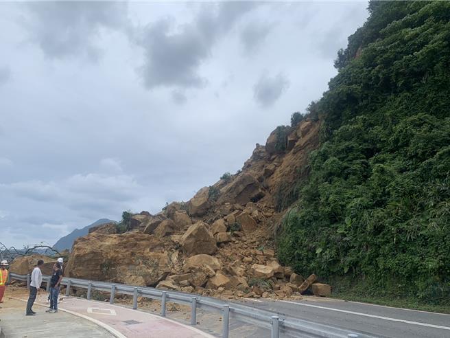 基隆市中正區北寧路平浪橋3日下午發生大規模土石坍塌，基隆市消防局請新北市消防局協助，分別自基隆端及瑞芳端進行救援。（徐佑昇攝）