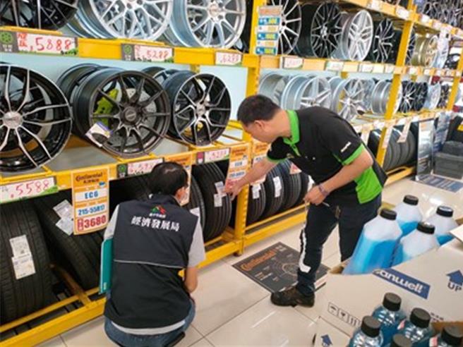 台中市府經發局上月底啟動專案查核，共稽查27件輪胎標示與販售情況。（台中市府提供）