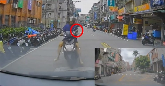 騎士發現前方車輛停下來，反應不及緊急煞車，左手還握著手機。（翻攝爆料公社）