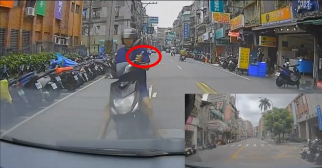 騎士發現前方車輛停下來，反應不及緊急煞車，左手還握著手機。（翻攝爆料公社）