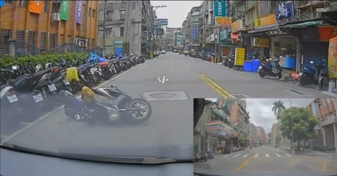 結果騎士緊急煞車後側倒，摔的腳朝天。（翻攝爆料公社）