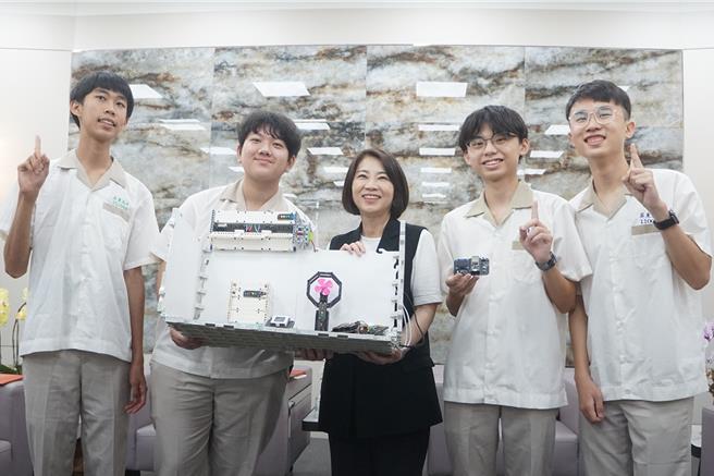 屏东高中学生邱慕昀（左起）、李晋、董原晖、李宥纬获得世界机器人大赛创意赛高级组冠军，屏东县长周春米（中）肯定「屏东之光」。（罗琦文摄）