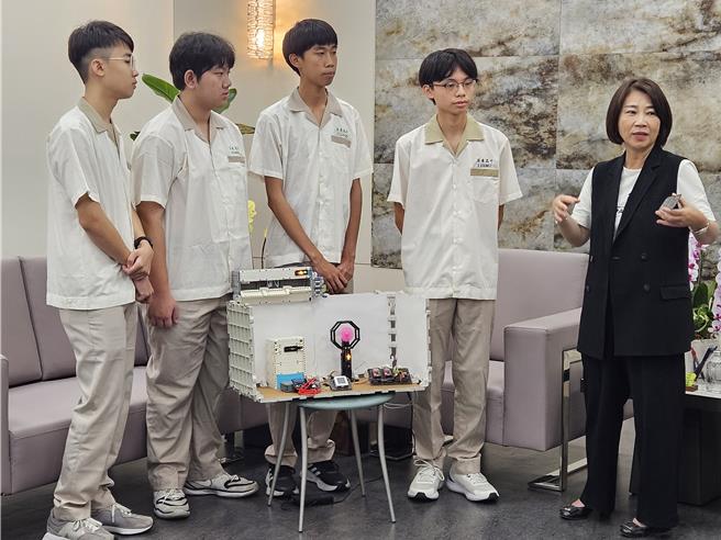 屏东县长周春米（右一）接见到美国参赛夺冠的屏东高中学生。（罗琦文摄）