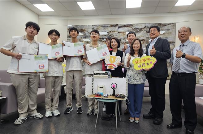 屏东高中学生参加「2024 Robofest世界机器人大赛」夺冠，县长周春米（右五）接见屏东高中师生。（罗琦文摄）