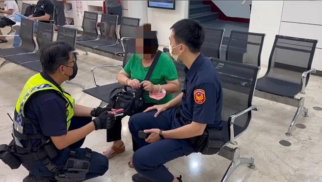 台中78岁妇人「阿芳」4个月前在通讯软体上认识自称旅居美国的男医生，近日男子以个人帐户遭冻结为由，寻求20万金援缴交女儿的学费，阿芳不疑有他前往银行匯款，幸行员发现异常报警阻诈。（乌日警分局提供／潘虹恩台中传真）