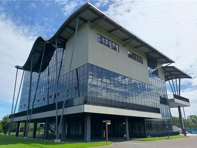 桃园市龙潭体育园区2021年底完工，因为委外营运不顺，管理中心建筑閒置超过2年未启用。市府体育局说，原契约范围部分设施仍有改善必要，厂商投标意愿较低，已持续进行相关设施优化，同时着手委外营运契约调整，朝今年完成签约目标努力。（桃市体育局提供／吕筱蝉桃园传真）