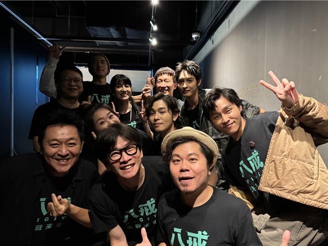 导演邱立伟日前开心与「《八戒》决战未来」眾配音明星出席电影首映会。（甲上娱乐提供）