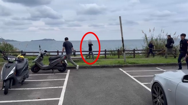 男子持刀與警方僵持，不斷威脅警方不敢大意。（翻攝畫面）