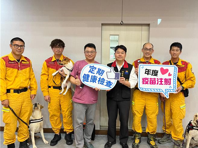 花莲县消防局3只搜救犬初登场就肩负0403花莲大地震重大救援任务，优异表现获得各界讚许，今天也得到花莲县兽医师公会与生物制药公司合赠的1年份寄生虫预防疫苗跟健康检查等服务。（罗亦晽摄）