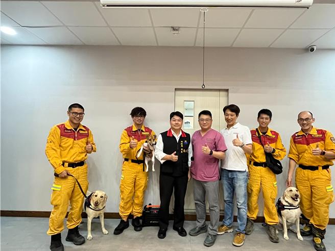 花莲县消防局3只搜救犬初登场就肩负0403花莲大地震重大救援任务，优异表现获得各界讚许，今天也得到花莲县兽医师公会与生物制药公司合赠的1年份寄生虫预防疫苗跟健康检查等服务。（罗亦晽摄）