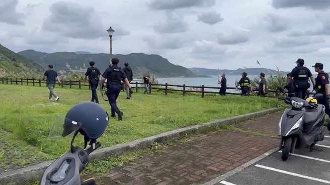 男子持刀與警方僵持，不斷威脅警方不敢大意。（翻攝畫面）