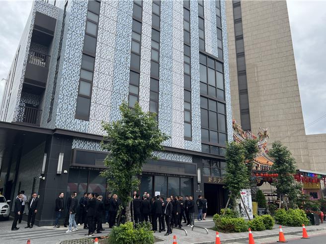 天道盟創始人吳桐潭病逝後暫厝板橋新月會館。（王揚傑攝）