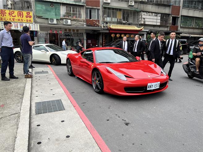 今日午後會館周邊陸續出現超跑。（王揚傑攝）