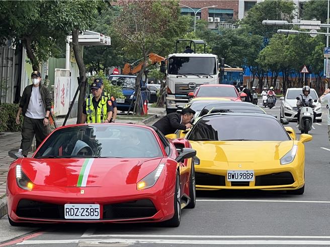 警方引導超跑車隊到較空曠處。（王揚傑攝）
