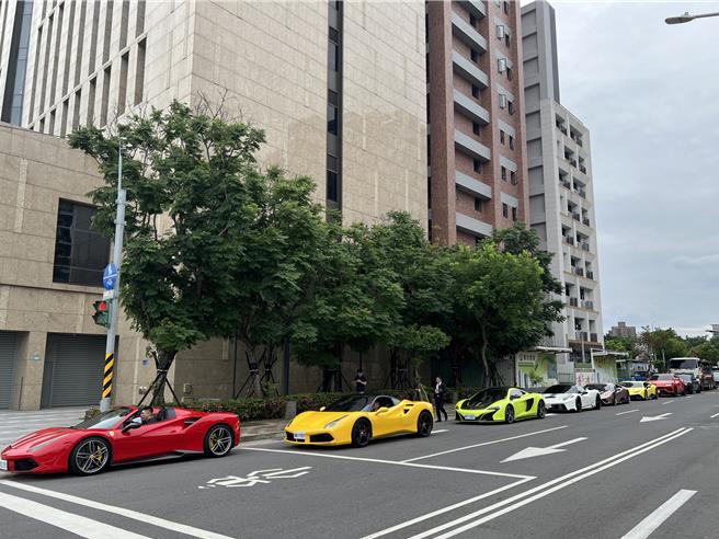 警方引導超跑車隊到較空曠處。（王揚傑攝）