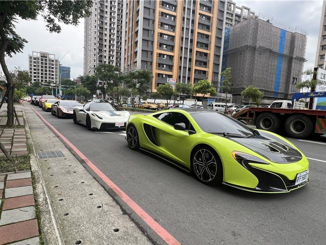 警方引導超跑車隊到較空曠處。（王揚傑攝）