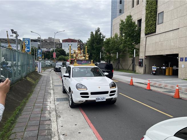 移靈車隊下午3時準時出發前往基隆。（王揚傑攝）