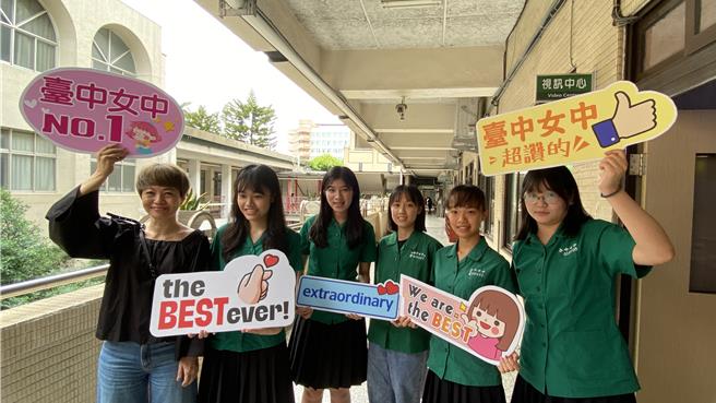 台大个人申请入学3日放榜，台中女中教务主任王琇娴（左一）表示，加上繁星第8类也同日放榜，台中女中目前有5人录取台大医学系，该校的台大医科读书会成员陈奕妡（左二）、吕维轩（左三）、胡馨云（右二）、罗胤齐（右一）及吴幸恩（右三）等5人都如愿考上梦想校系。（陈淑芬摄）