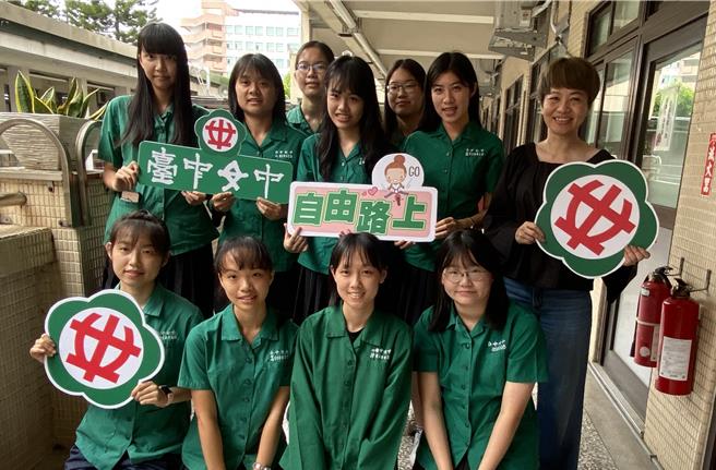 台大个人申请入学3日放榜，台中女中教务主任王琇娴（第二排右一）表示，台中女中目前已录取台大55人，其中5人录取台大医学系。 （陈淑芬摄）