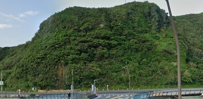 基隆市中正區潮境公園入口處平浪橋旁的邊坡，原本山波是綠油油的一片。（翻攝googel 地圖）