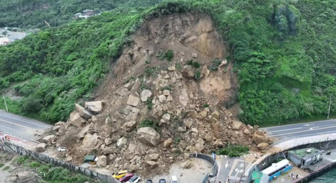基隆市中正區潮境公園入口處平浪橋旁的邊坡，突然發生大規模土石坍塌，原本山波是綠油油的一片，如今已成一片黃土。（翻攝畫面）