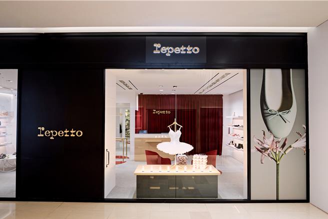 Repetto台中大遠百店裝結合歌劇院形式，帶來強烈的戲劇感。（Repetto提供／黃唯淯台北傳真）