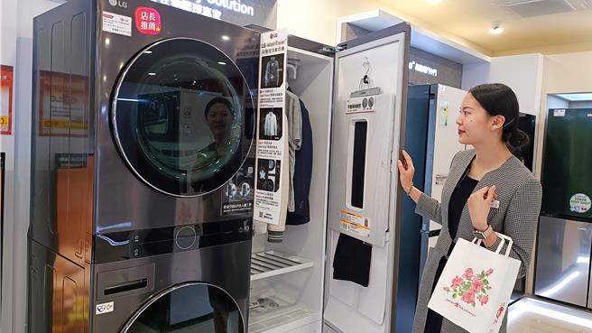 大葉高島屋發現梅雨季讓除濕機、電子衣櫥、乾衣機詢問度大增，銷量較上周增加2成。（大葉高島屋提供／朱世凱台北傳真）