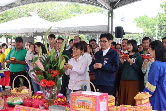 陳其邁偕同中央客委會主委古秀妃於盤花公園開工動土典禮焚香祈福（圖片來源：高雄市客家事務委員會提供）