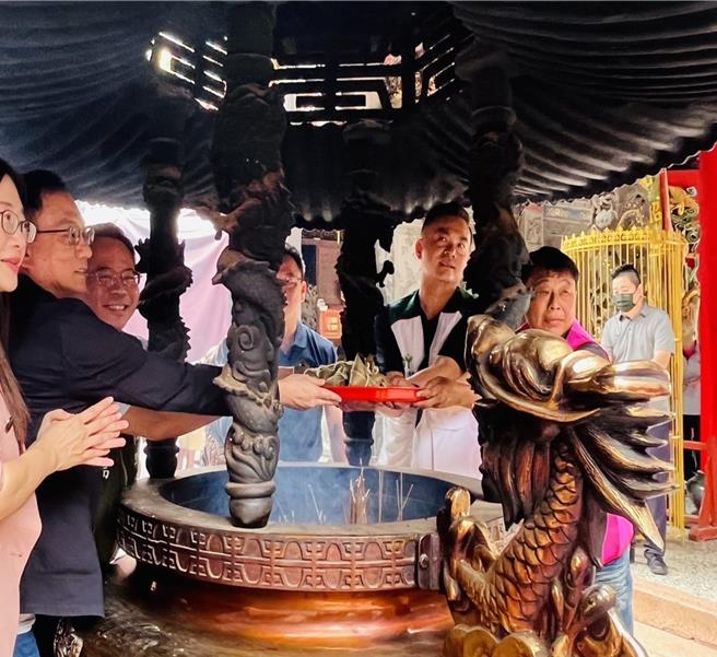 雲林縣北港鎮武德宮財神廟等機關社團，3日共同準備4000顆「財神平安粽」分送給弱勢家庭，眾人一起將肉粽過爐，希望讓弱勢家庭不僅吃到愛心美味，也能受財神爺保佑。（雲林縣議員蔡岳儒服務處提供／張朝欣雲林傳真）