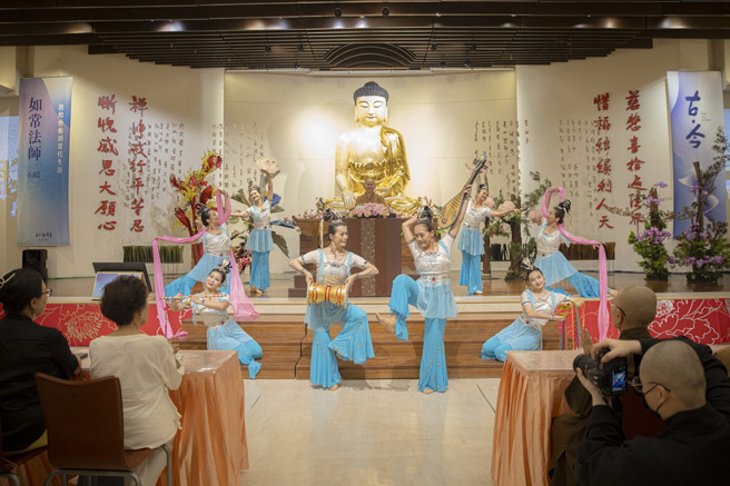 舞蹈家郑秀真所指导的佛光敦煌舞团表演〈天人行〉，将敦煌壁画中的飞天呈现在眾人眼前。(图/佛光山惠中寺提供)