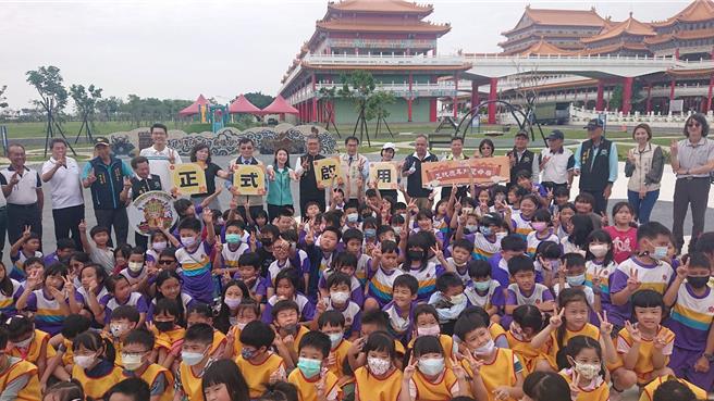 台南市长黄伟哲（后排右10）与正统鹿耳门圣母庙主委王增荣（后排右11）一起参加庙徽亲水亲子园区启用典礼。（程炳璋摄）