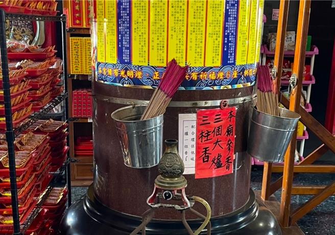 宜蘭縣政府環保局說環保低碳寺廟認證指標，除紙錢減量及集中燒、推廣香枝減量、鞭炮噪音減量等，亦推廣一爐一香、改用環保禮炮機、照明及光明燈改用LED等，因應各自特性推動對應措施。（宜蘭縣政府環保局提供／吳佩蓉宜蘭傳真）