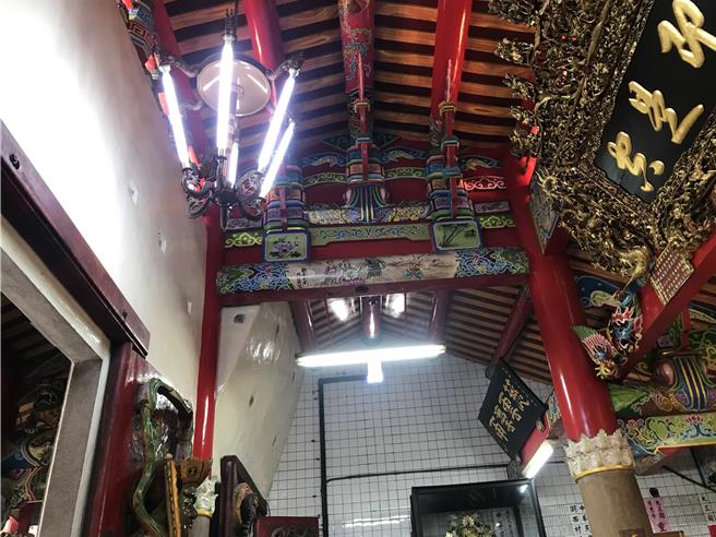 宜蘭縣政府環保局說環保低碳寺廟認證指標，除紙錢減量及集中燒、推廣香枝減量、鞭炮噪音減量等，亦推廣一爐一香、改用環保禮炮機、照明及光明燈改用LED等，因應各自特性推動對應措施。（宜蘭縣政府環保局提供／吳佩蓉宜蘭傳真）